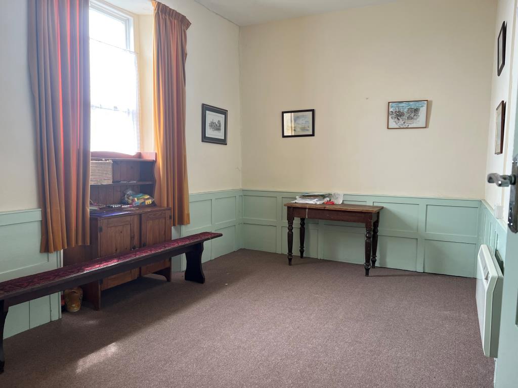 Lot: 49 - FORMER SUNDAY SCHOOL WITH POTENTIAL FOR DEVELOPMENT - Meeting room on the ground floor